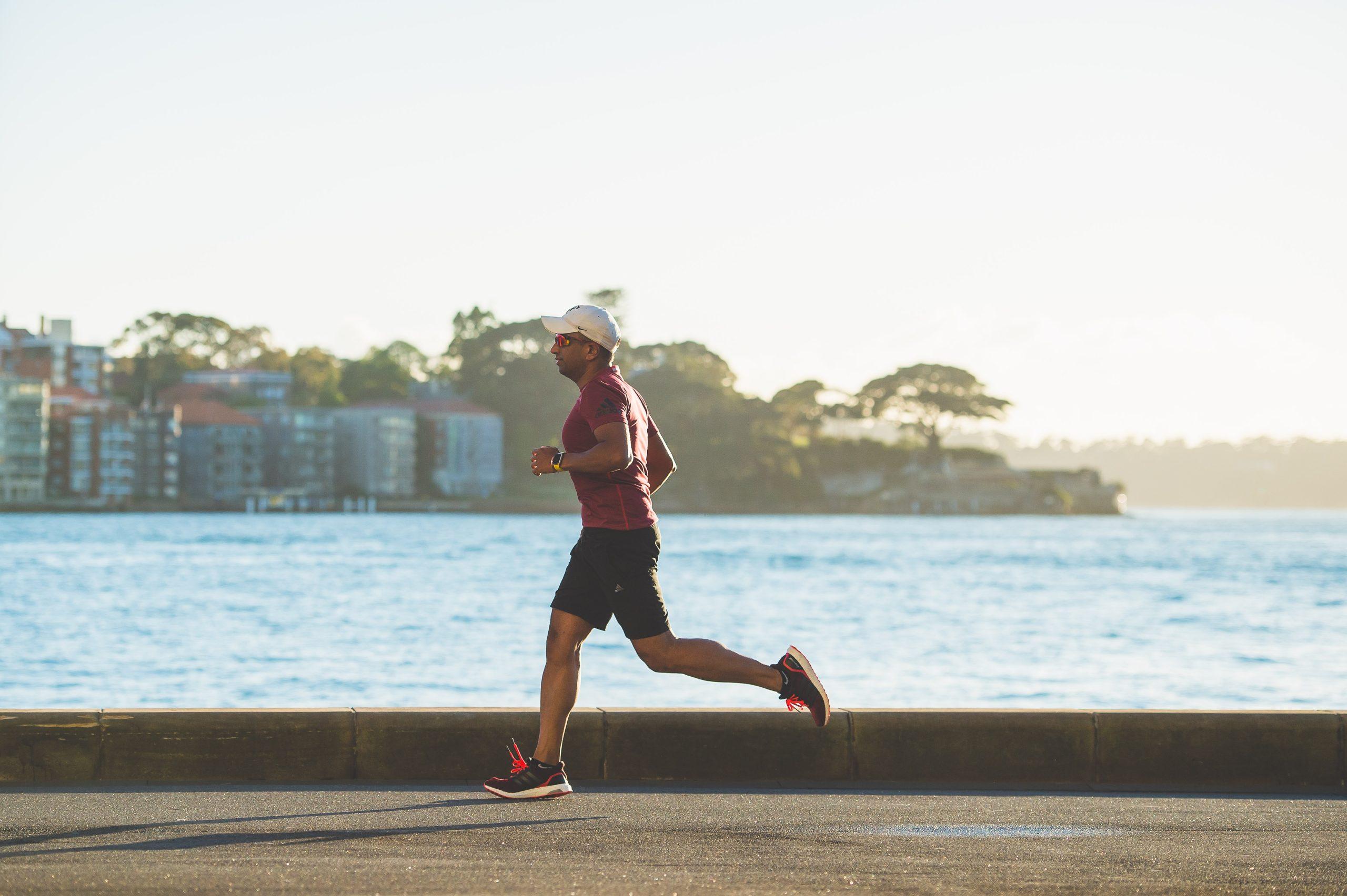 Người chạy bộ có thể rèn luyện sức khỏe ở chân và tim mạch. (Nguồn: Internet)