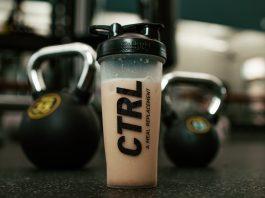 Tại sao nên uống sữa sau khi tập luyện Uống sữa sau khi tập luyện là cách tốt nhất để tăng cơ và giảm mỡ trong cơ thể. (Nguồn: Internet)