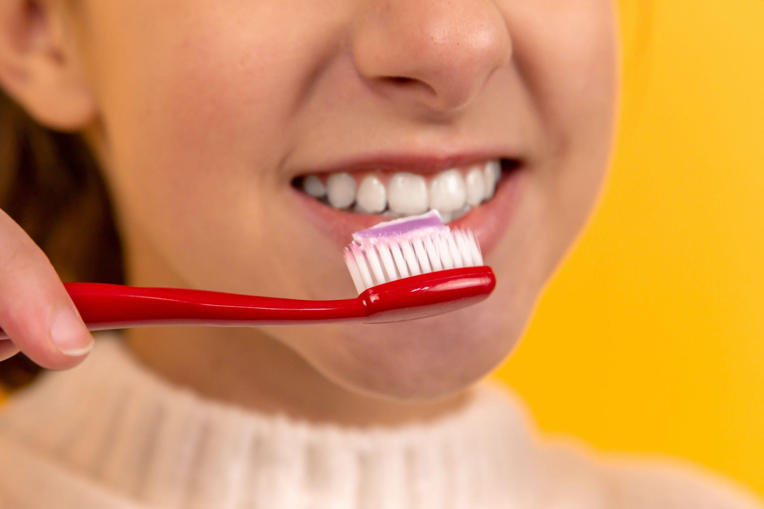 Đảm bảo bạn đánh răng ít nhất hai lần một ngày và dùng chỉ nha khoa ít nhất một lần mỗi ngày để duy trì vệ sinh răng miệng đúng cách. (Nguồn: Internet)