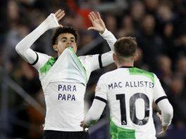 Diaz vén áo chia sẻ thông điệp hãy trả tự cho cha của anh sau khi ghi bàn vào lưới Luton Town (nguồn ảnh: Internet)