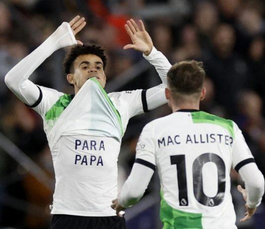 Diaz vén áo chia sẻ thông điệp hãy trả tự cho cha của anh sau khi ghi bàn vào lưới Luton Town (nguồn ảnh: Internet)
