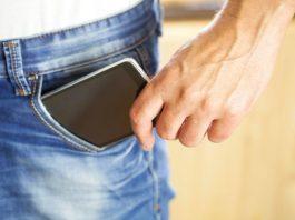 Để điện thoại trong túi quần không ảnh hưởng đến tinh trùng (Ảnh: Internet)