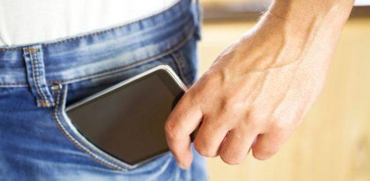 Để điện thoại trong túi quần không ảnh hưởng đến tinh trùng (Ảnh: Internet)