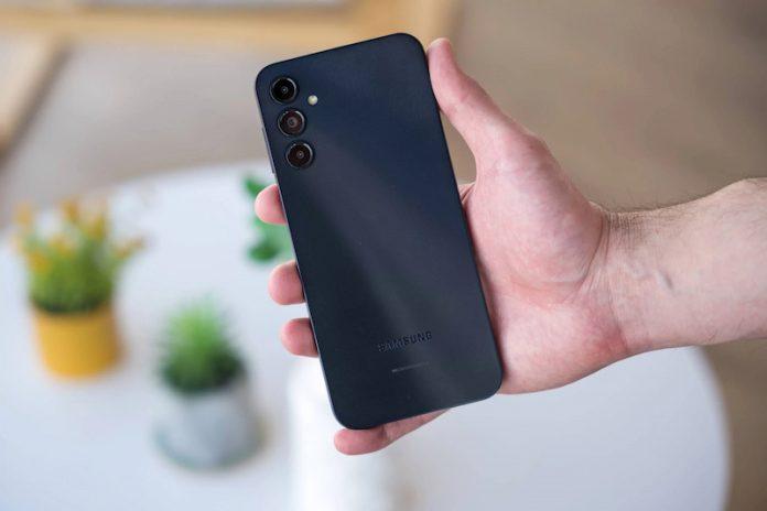 galaxy A05s có camera được bố trí theo chiều dọc cùng với đen flash Led phía bên cạnh (Ảnh: Internet)