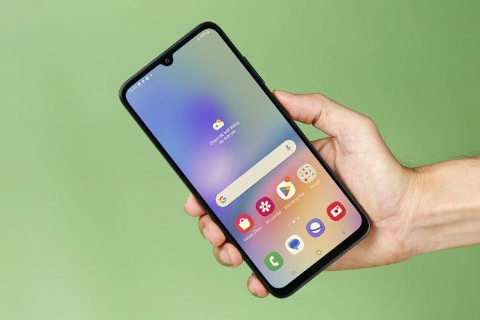 Galaxy A05s có cảm giác cầm nắm khá thoải mái và chắc chắn dù chỉ làm chất liệu bằng nhựa (Ảnh: Internet)