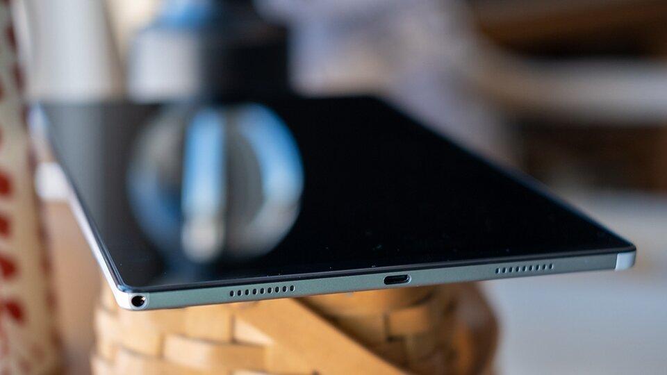 Galaxy Tab A9 Plus chỉ sở hữu sạc nhanh 15W khá chậm cho những người cần sử dụng nhiều (Ảnh: Internet)