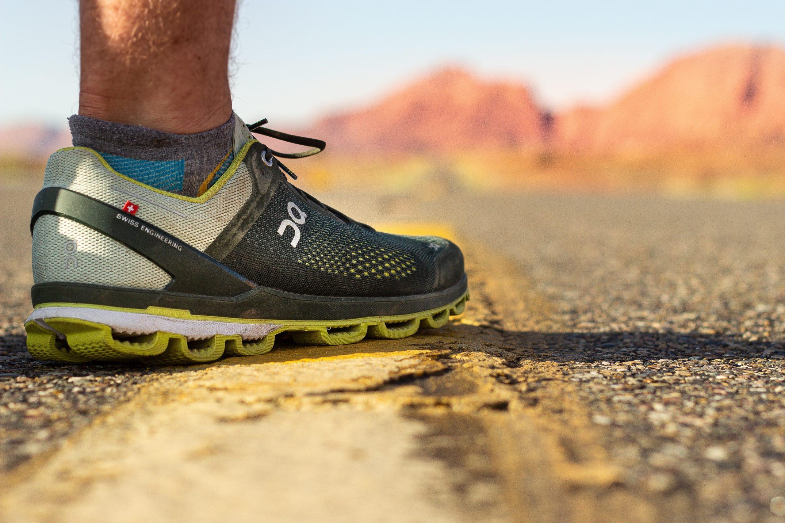 Đầu tư vào giày chạy bộ phù hợp có khả năng bám đường tốt và hỗ trợ mắt cá chân là rất quan trọng khi chạy địa hình. (Nguồn: Internet)