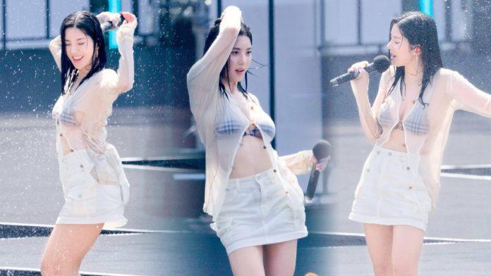 Trong lễ hội Waterbomd năm nay, Eunbi - cựu thành viên Iz*one đã chiếm trọn spotlight khi diện một bộ cánh xuyên thấu khoe trọn vòng một và đường cong cơ thể