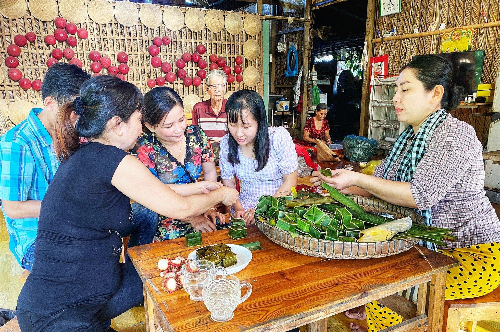 Trải nghiệm làm bánh dân gian tại Cồn Sơn (Ảnh: Internet)