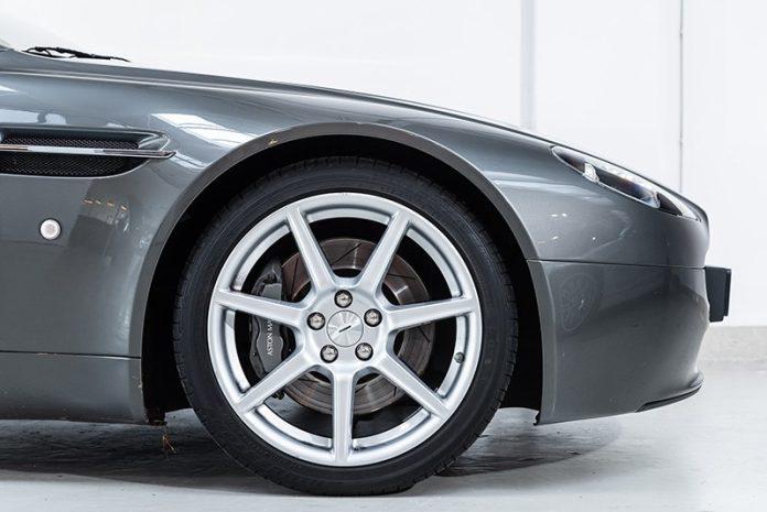Bánh xe Aston Martin Vantage 2023. (Nguồn: Internet)
