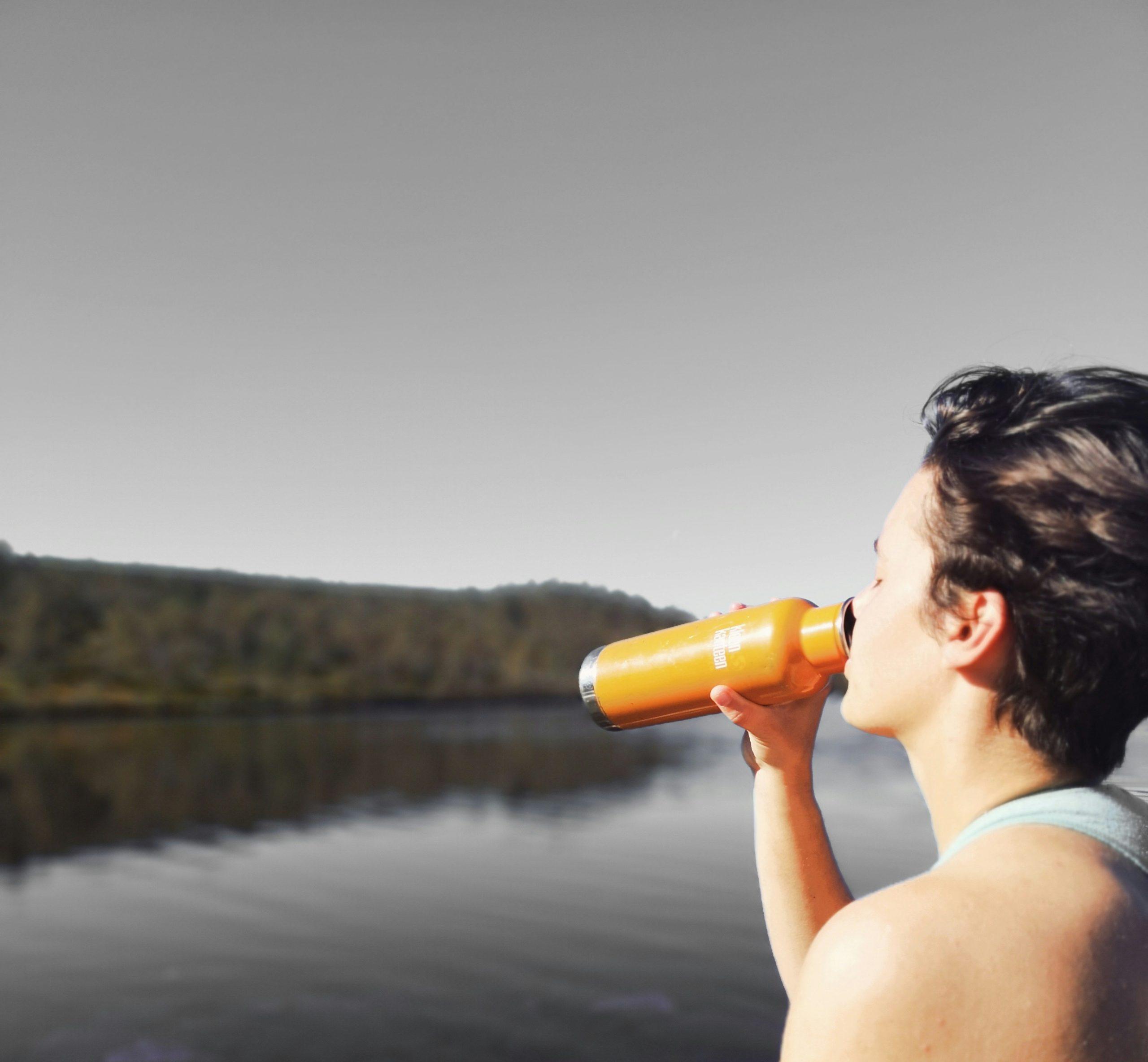 Nước có thể giúp giảm cân theo nhiều cách, nó ngăn chặn sự thèm ăn của bạn bằng cách làm cho bạn no lâu hơn. (Nguồn: Internet)