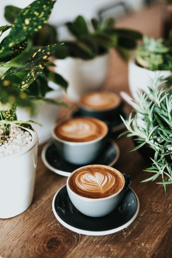 Ba tách cà phê mỗi ngày (khoảng 300-400mg caffeine) sẽ không gây hại cho cơ thể chúng ta và sẽ mang lại cho chúng ta niềm vui lớn. (Nguồn: Internet)