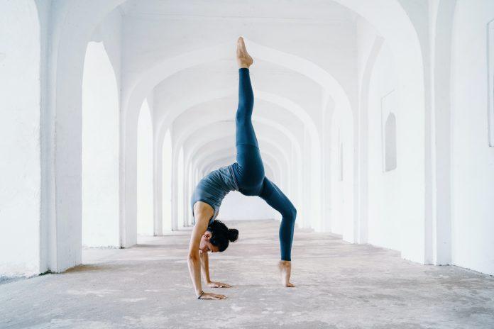 Yoga là một hoạt động ngoài trời có thể giúp bạn giữ dáng. (Nguồn: Internet)