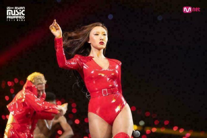 Hwasa đã từng gây sốt mạng xã hội một thời gian dài sau khi tham gia biểu diễn ở MAMA 2018 khi cô nàng diễn nguyên set đồ bó sát màu đỏ.