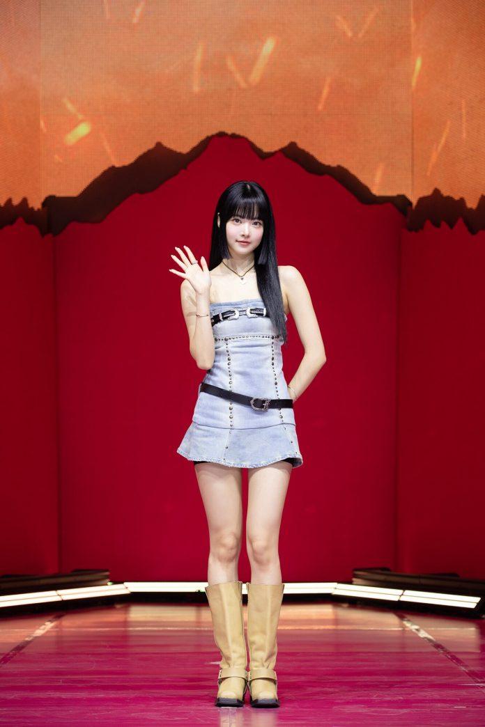 cô em út - Eunchae cũng mang cho mình chiều cao khiến cho nhiều chị em ao ước đó chính là 1m70 dù chỉ mới 17 tuổi.