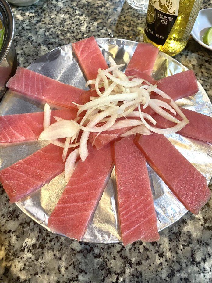 Sashimi cá ngừ tươi, ngọt và không hề bị bở (nguồn: Minh Như)