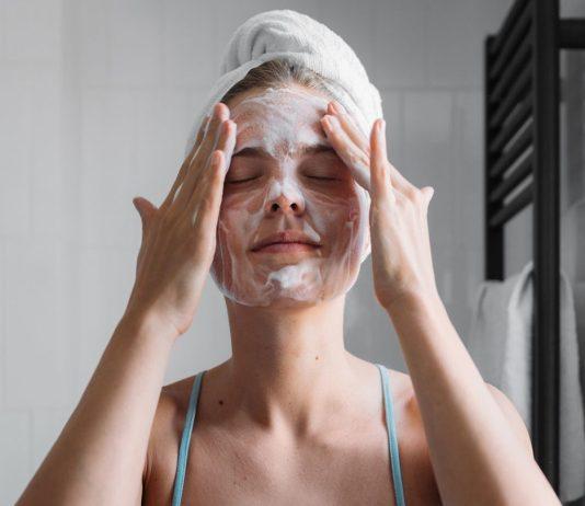 Top 3 sữa rửa mặt bác sĩ da liễu khuyên dùng – thành phần lành tính làm sạch dịu nhẹ