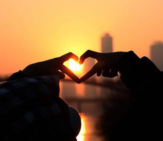 Tình yêu giúp bạn cảm thấy hạnh phúc hơn (Ảnh: Internet)