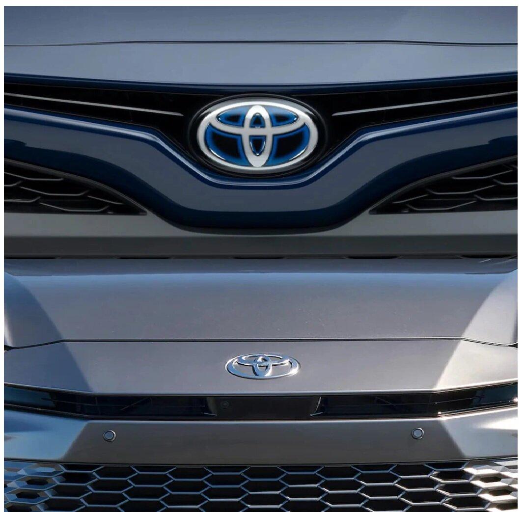 So sánh logo Toyota Camry 2025 và 2018 (Ảnh: Internet)