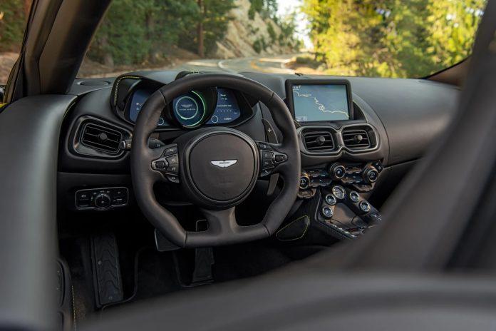 Vô lăng xe Aston Martin Vantage 2023. (Nguồn: Internet)