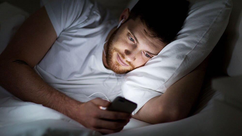 Dùng điện thoại vào ban đêm có thể ảnh hưởng tới giấc ngủ do ánh sáng xanh (Ảnh: Internet)