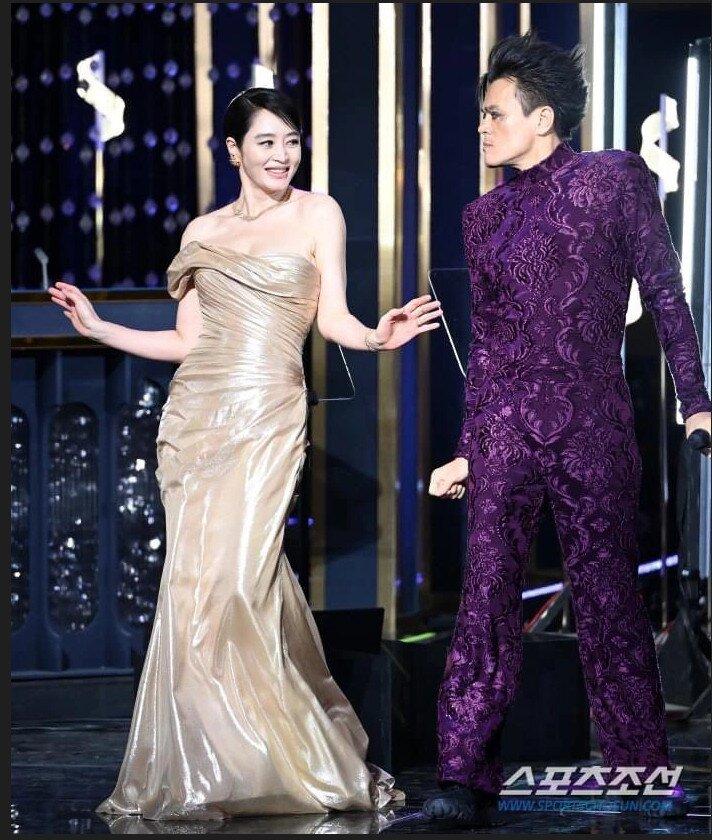 Vị CEO đã có màn kết hợp ngẫu hứng với nữ thần Kim Hye Soo khiến các khán giả bao gồm dàn sao đang theo dõi buổi lễ phải "xịt keo cứng ngắc".