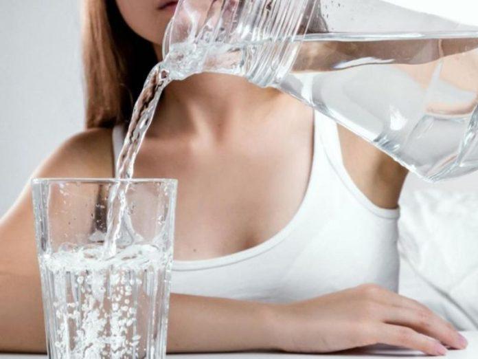 Uống đủ nước (Ảnh: Internet)