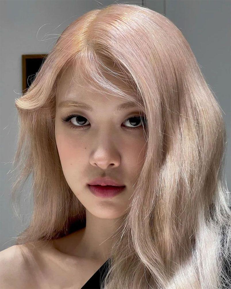 Chuyên gia làm tóc của BLACKPINK đã gây shock khi hé lộ Rosé từng tẩy tóc 3 lần/tuần để duy trì mái tóc đẹp hoàn hảo.