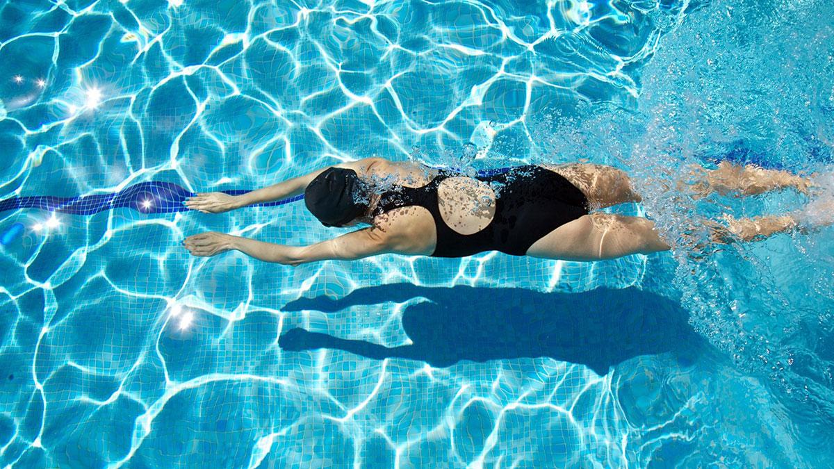 Bơi lội là bài tập giúp tiêu hao calo và phát triển chiều cao (Nguồn: Internet)