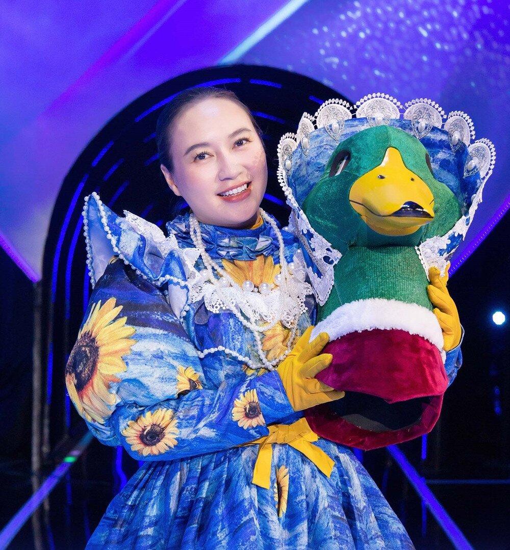 Ca sĩ Khánh Linh trong mascot Madame Vịt gây tiếc nuối (ảnh: Internet)