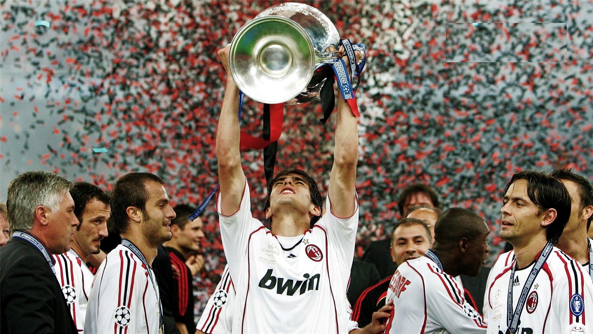 Kaká cùng đồng đội lên ngôi vô địch Champions League trong màu áo AC Milan (ảnh: Internet)