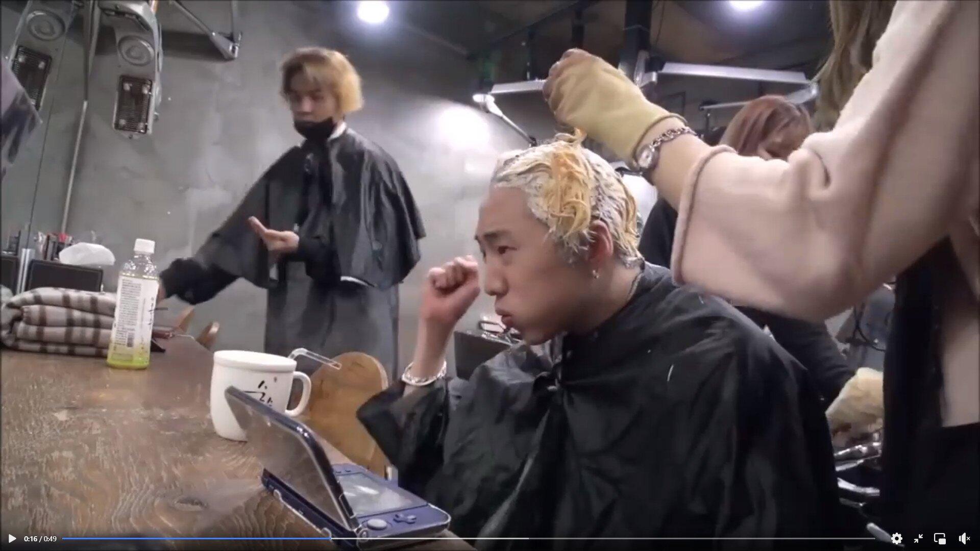 Nam thần tượng Kang Seunyoon của nhóm WINNER từng bày tỏ sự quằn ngại khi tẩy tóc ở salon để có màu tóc bạch kim làm tôn lên làn da trắng.