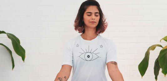 Ngay cả khi tập trung vào thảm tập yoga của mình, chúng ta vẫn thường thấy mình mong muốn khả năng tập yoga của người khác. (Nguồn: Internet)
