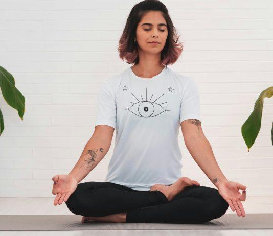 Ngay cả khi tập trung vào thảm tập yoga của mình, chúng ta vẫn thường thấy mình mong muốn khả năng tập yoga của người khác. (Nguồn: Internet)