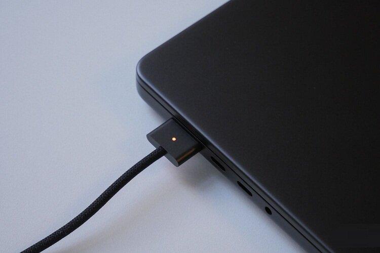 Sạc MagSafe được kết nối với MacBook Pro (Ảnh: Internet)