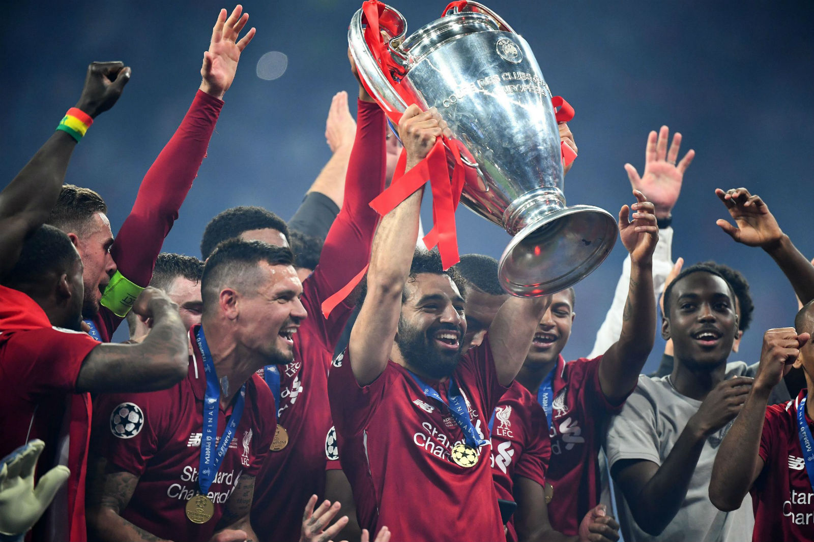 Hình ảnh nâng cúp vô địch Champions League của Salah trong mùa giải 2019/20 (ảnh: Internet)