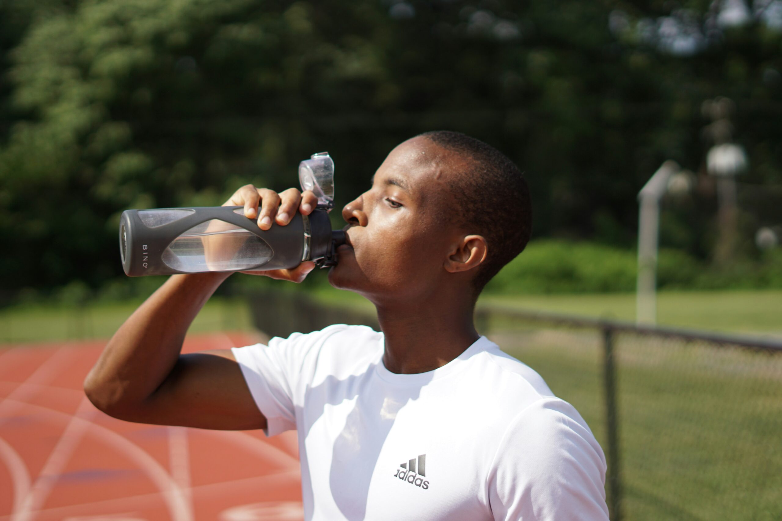 Đảm bảo cơ thể đủ nước suốt cả ngày, đặc biệt là khi tập thể dục. (Nguồn: Internet)