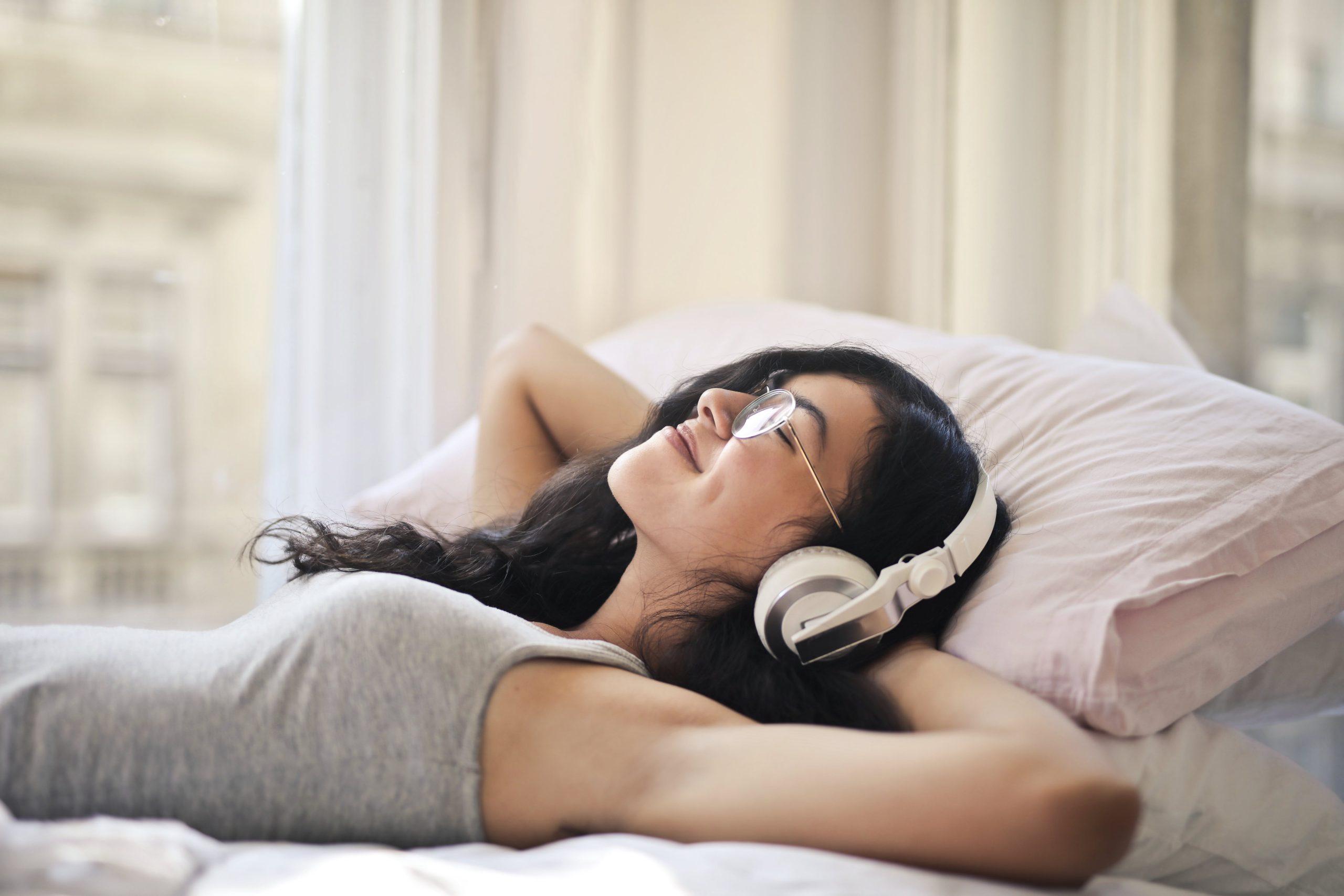 Giấc ngủ ngon và đều đặn hơn ở những người nghe nhạc thư giãn khoảng 40-45 phút trước khi đi ngủ. (Nguồn: Internet)