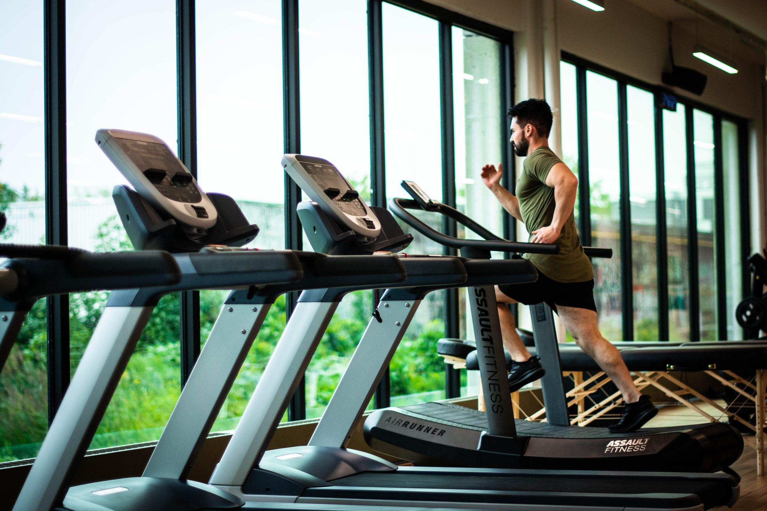 Tập thể dục tim mạch thường xuyên như chạy bộ giúp tăng cường chức năng của hệ tuần hoàn và hỗ trợ lưu lượng máu. (Nguồn: Internet)