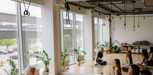 Học cách phân biệt giữa giáo viên yoga nổi tiếng trên mạng xã hội và giáo viên có kiến ​​thức sâu rộng. (Nguồn: Internet)