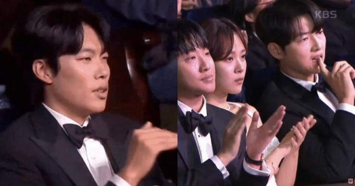 Song Yong Ki cũng có biểu cảm đầy khó hiểu. Nam diễn viên Ryu Jun Yeol cũng gây bão mạng xã hội khi thể hiện nét mặt đầy bất lực, lắc đầu