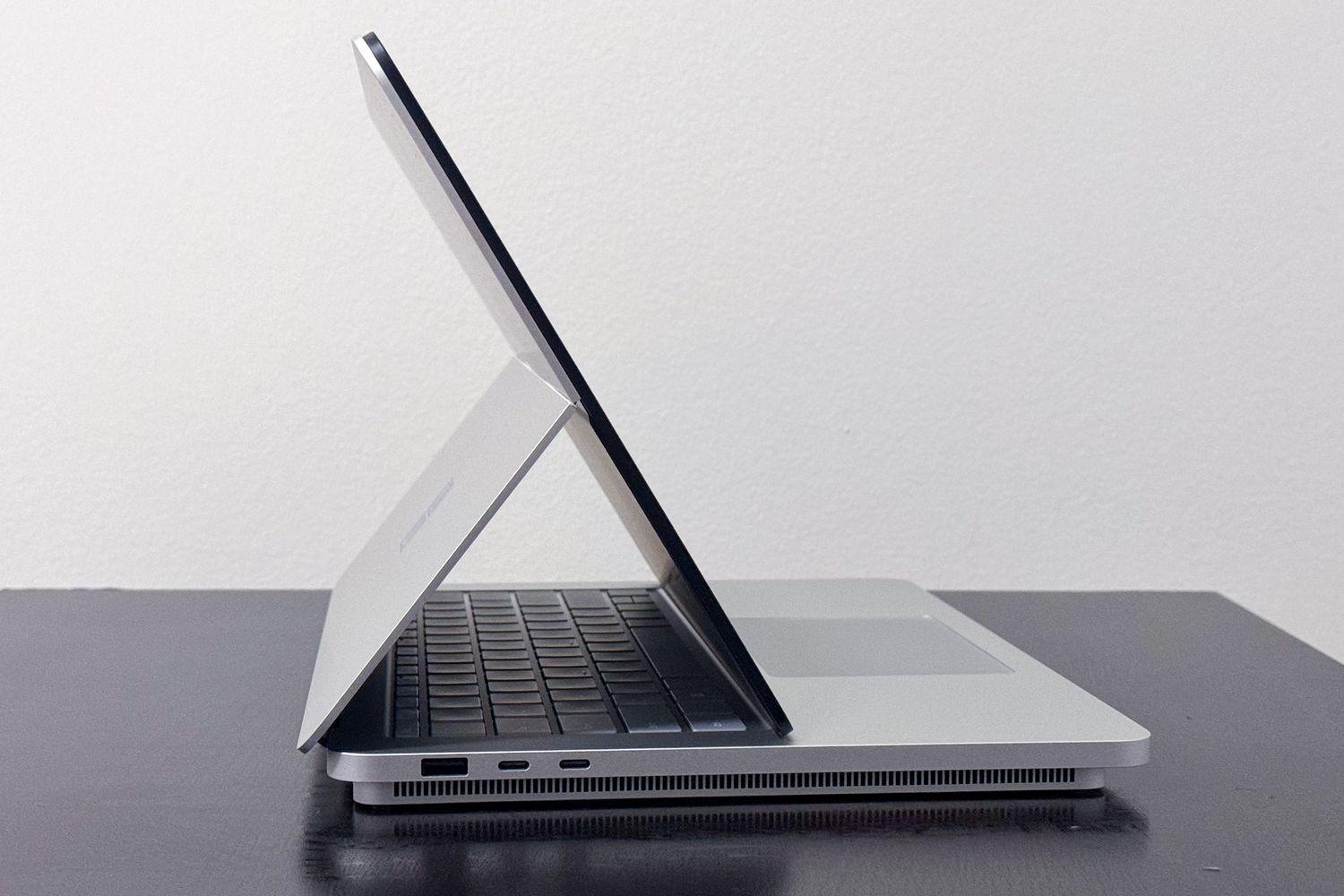 Microsoft Surface Laptop Studio 2 ở chế độ gấp hình chiếc lều (Ảnh: Internet)