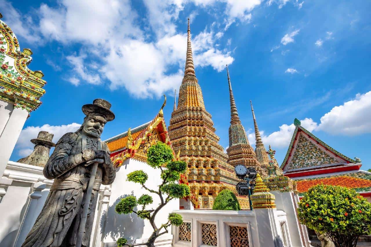 Không gian bên ngoài đền Wat Pho, Bangkok (ảnh: Internet)