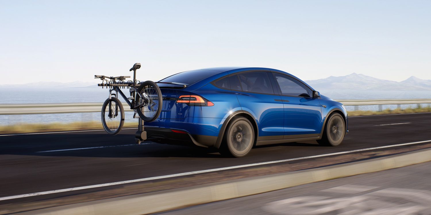 Xe điện Tesla Model X có phụ kiện mang theo xe đạp phía sau (Ảnh: Internet)