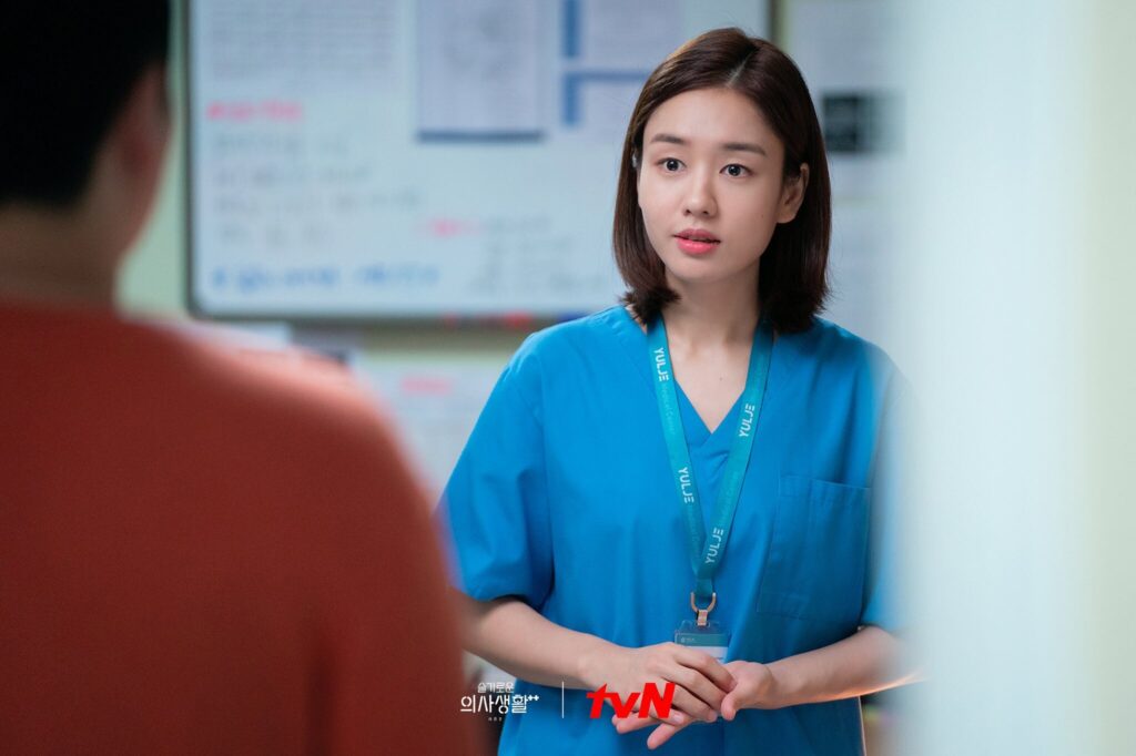 Ahn Eun nhí nhảnh trong "Hospital Playlist" (ảnh: Internet)