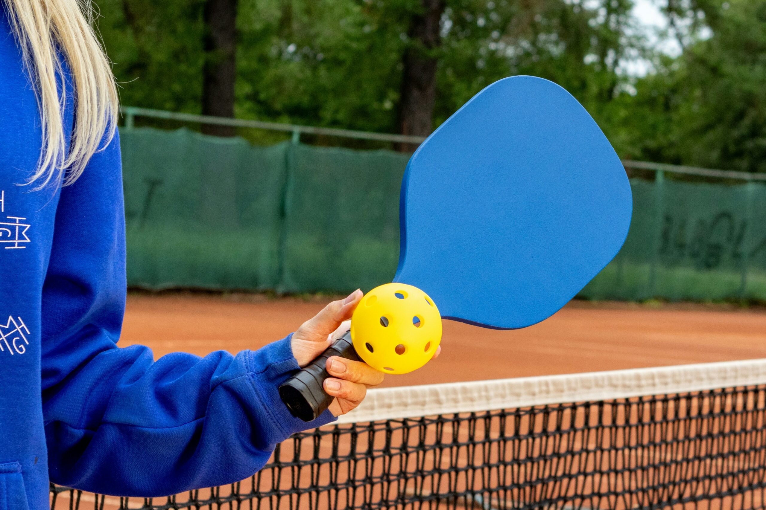 Cú giao bóng là một khía cạnh quan trọng của pickleball. (Nguồn: Internet)