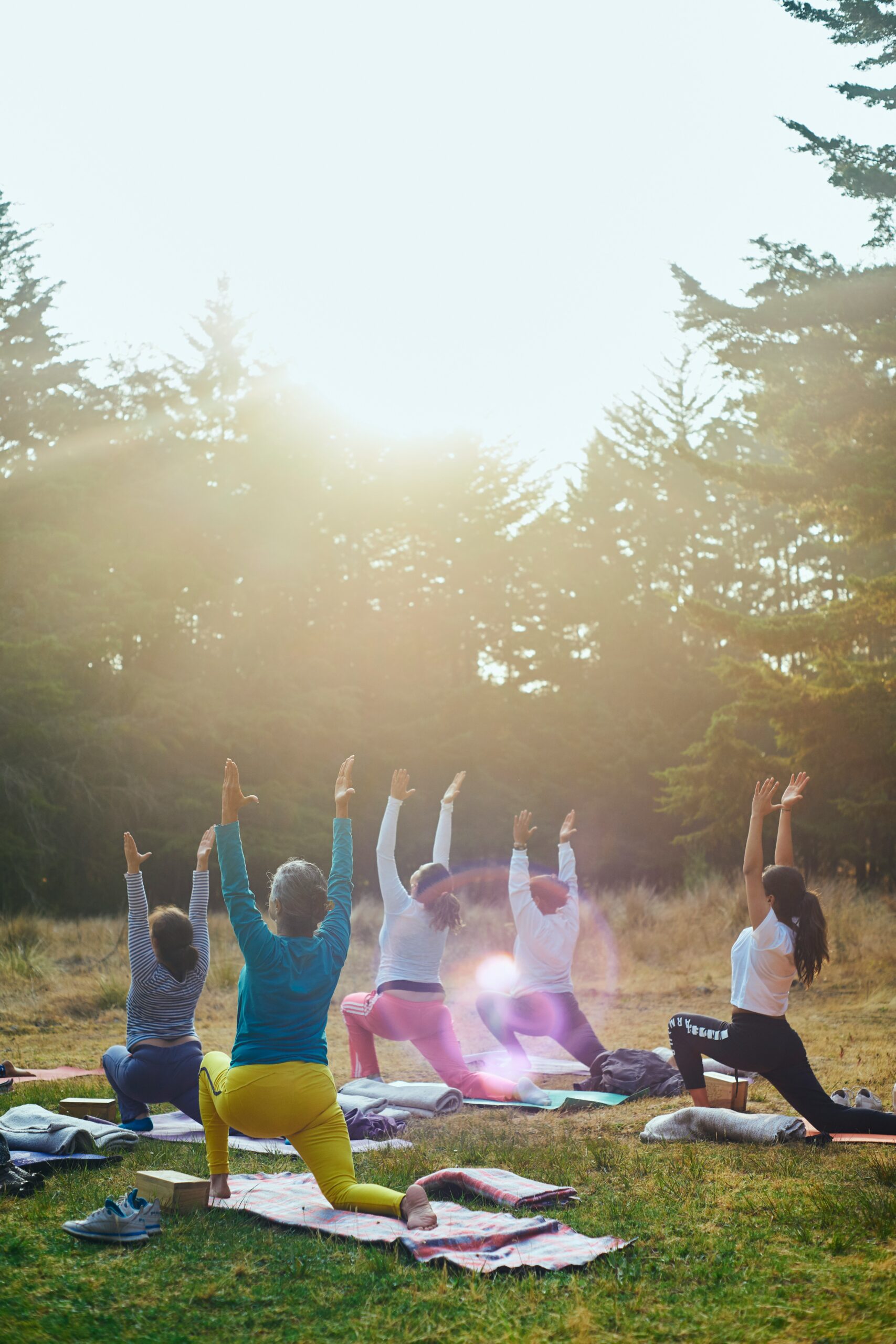 Mang bài tập yoga của bạn ra ngoài để trải nghiệm những lợi ích dịu dàng của thiên nhiên.(Nguồn: Internet)