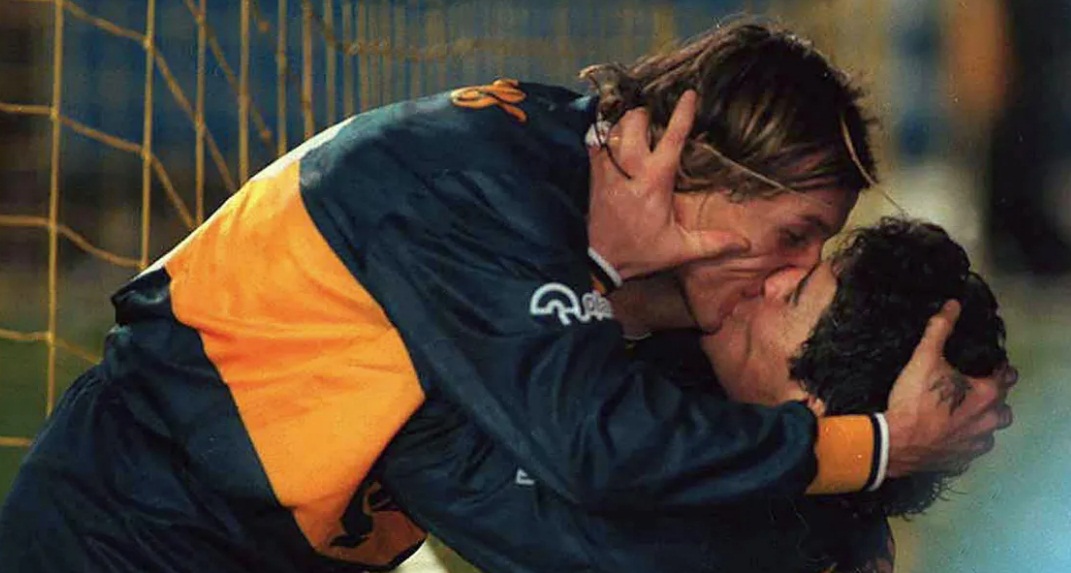 Maradona và Caniggia hôn nhau sau bàn thắng cho Boca Juniors vào lưới River Plate năm 1996 (Ảnh: Internet)