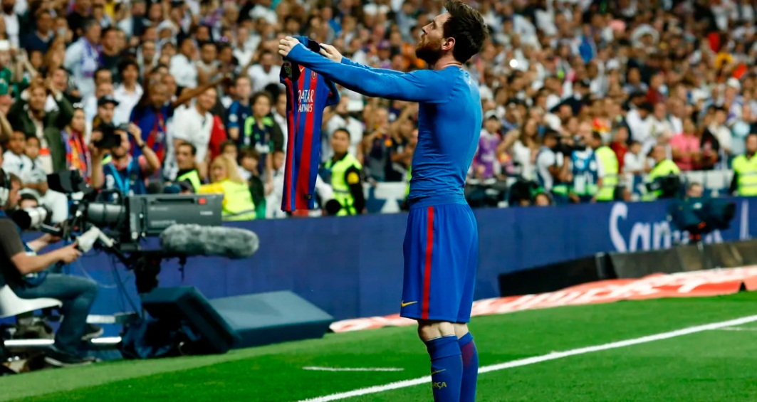 Messi giơ áo lên trước đám đông sau khi ghi bàn ấn định chiến thắng cho Barcelona trước Real Madrid trong thời gian bù giờ (Ảnh: Internet)