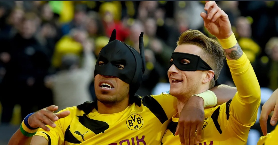 Aubameyang và Marco Reus ăn mừng với mặt nạ Batman và Robin sau bàn thắng vào lưới Schalke năm 2015 (Ảnh: Internet)